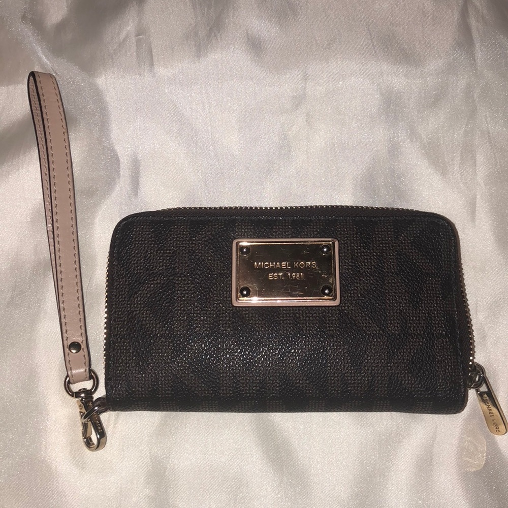 Michael kors wristlet wallet